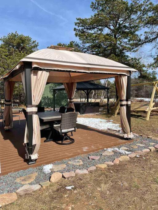 Quiet Private House W Hot Tub/fire Pit/games