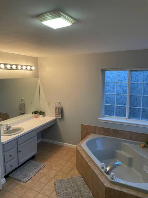 Quiet Private House W Hot Tub/fire Pit/games