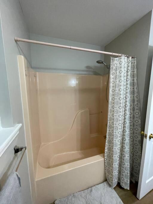 Quiet Private House W Hot Tub/fire Pit/games * Blakeslee